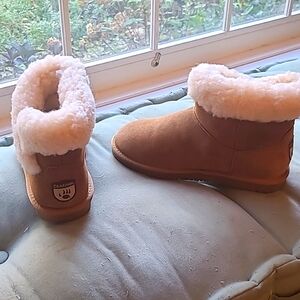 NWOT Bearpaw ankle boots